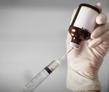 Älteres Paar beim Spaziergang in guter gesundheitlicher Verfassung