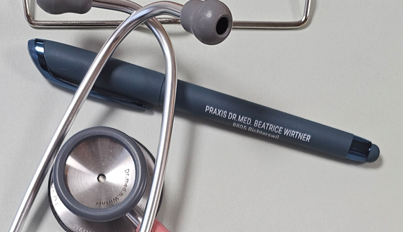 Hausärztin untersucht Patient in ruhiger Praxisatmosphäre